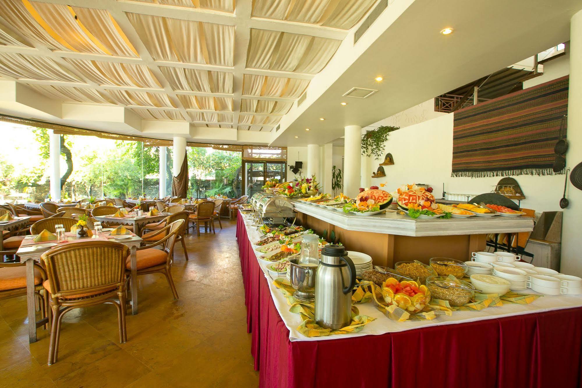 Shangri-La Village Resort, Pokhara Buitenkant foto