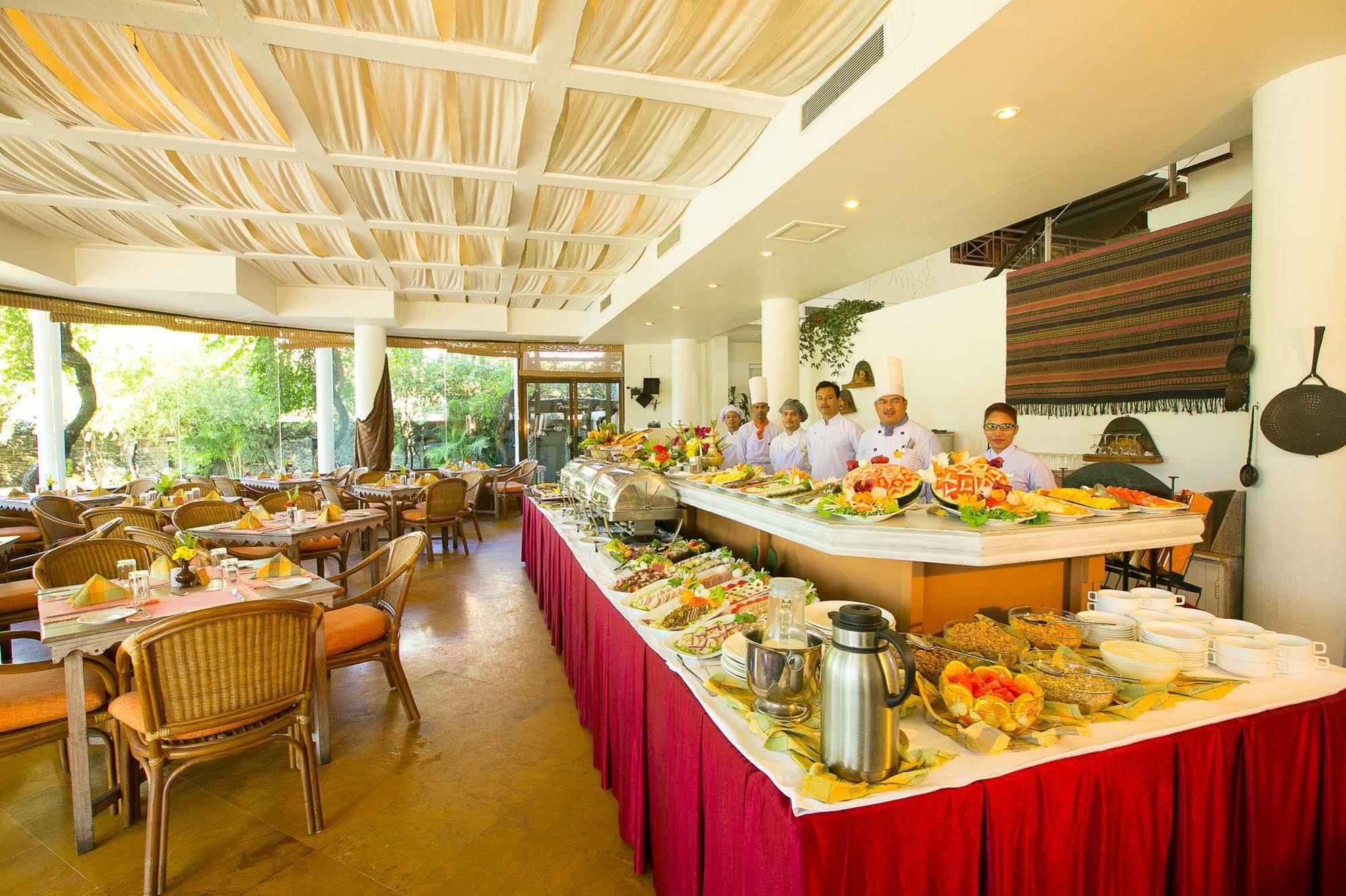 Shangri-La Village Resort, Pokhara Buitenkant foto